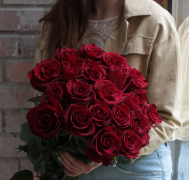 Букет из 21 красной розы 60 см